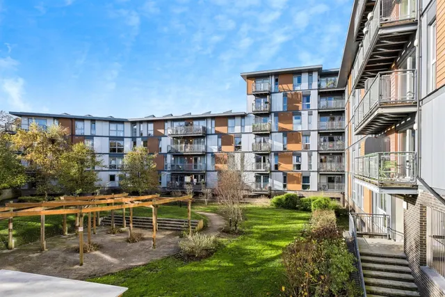 Commonwealth Drive, CRAWLEY, photo 1