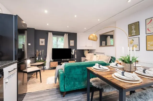 5 bedroom house — Bingley Court, Canterbury City Centre, Canterbury CT1