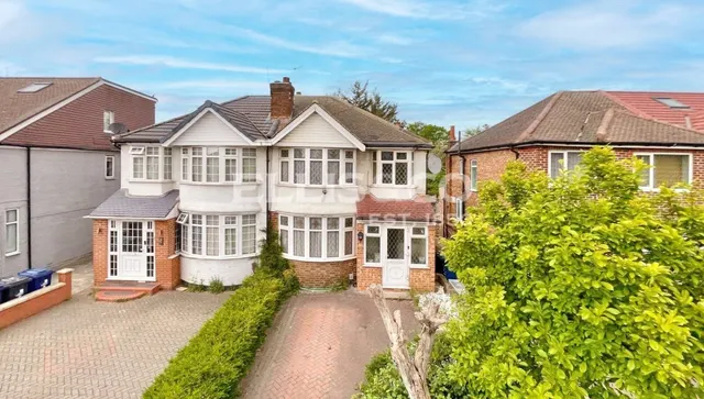 Runnymede Gardens, Greenford, UB6, photo 2