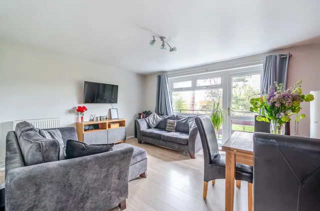 Oakdene Court, Walton-On-Thames, KT12, photo 1