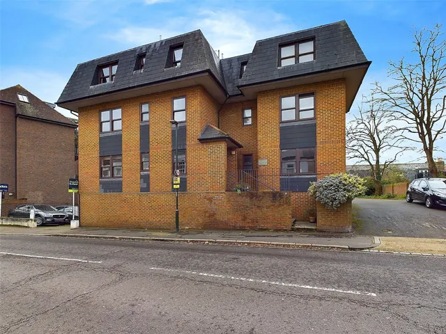 Station Road, Hampton, TW12, photo 1