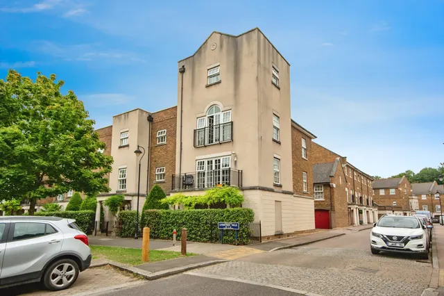 Liverymen Walk, Greenhithe, photo 1