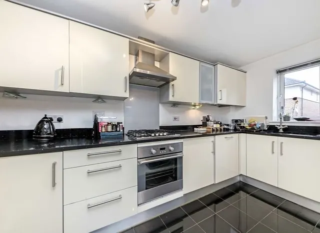 Fairwater Drive, Shepperton, TW17, photo 3