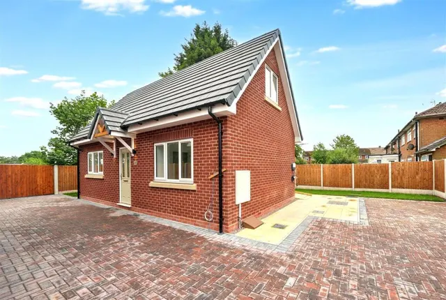Lime Tree Road, Codsall, WV8, photo 1