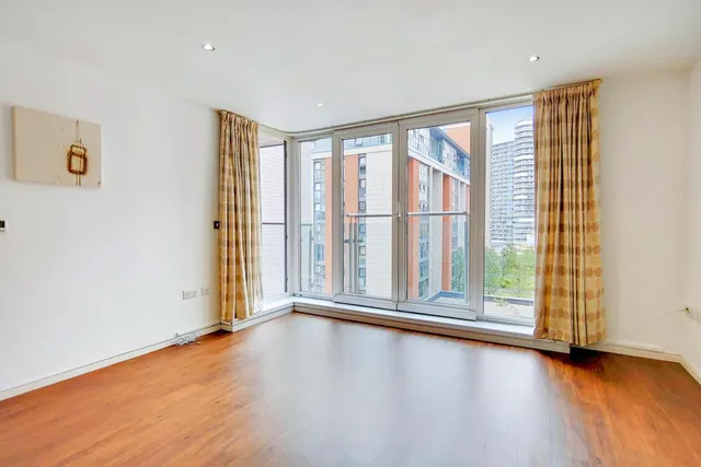 Western Gateway, London, E16, photo 1
