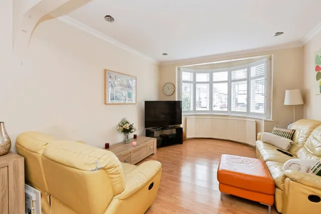 Photo 3 — Fullwell Avenue, Ilford, IG6