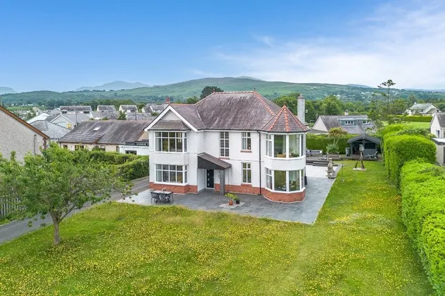 Llanrug, Caernarfon, LL55, photo 1