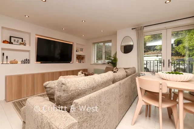 2 bedroom flat, Hornchurch Hill, Whyteleafe, CR3