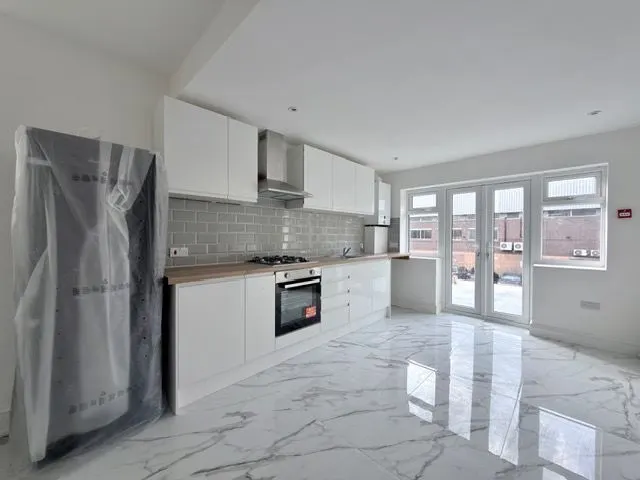 3 bedroom flat — Gambole Road, SW17