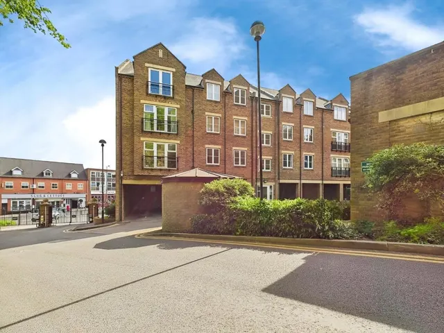 Caversham Place, Sutton Coldfield, photo 1