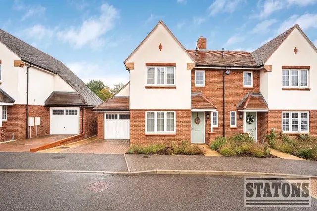Old Oak Avenue, Goffs Oak, Waltham Cross, EN7 6EW, photo 1