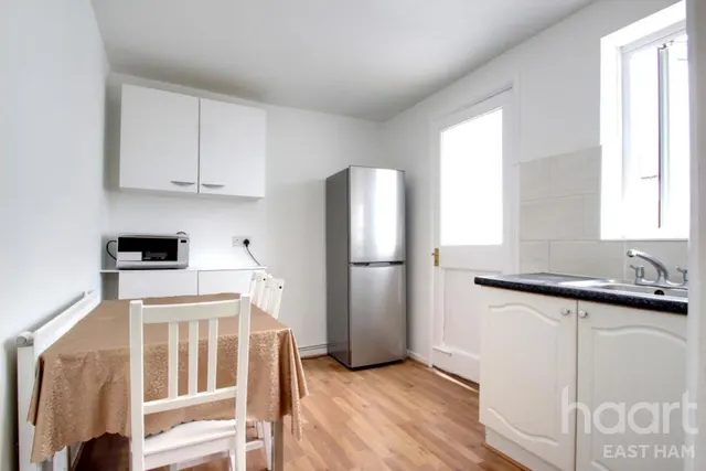 Churchill Road, E16, photo 3