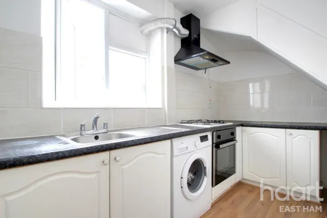 Churchill Road, E16, photo 2