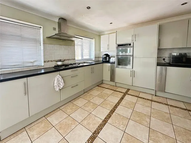 Photo 3 — Julius Gardens, Luton, Bedfordshire, LU3