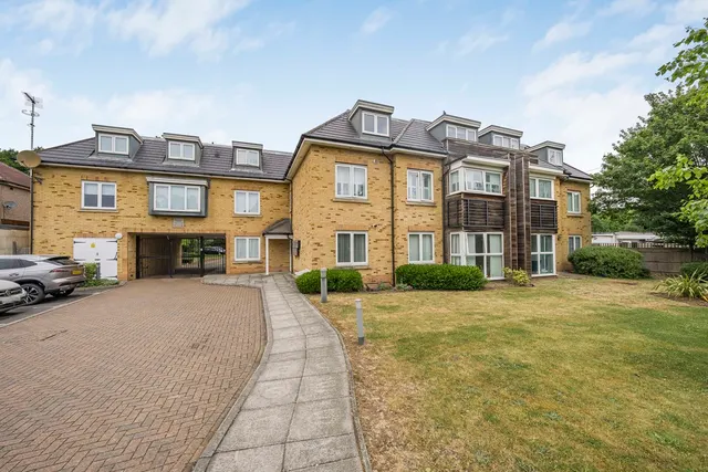 Chestlands Court, 18 Hercies Road, UB10, photo 1