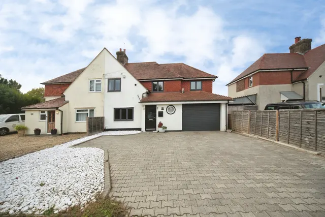 Markyate Road, Slip End, LU1, photo 1