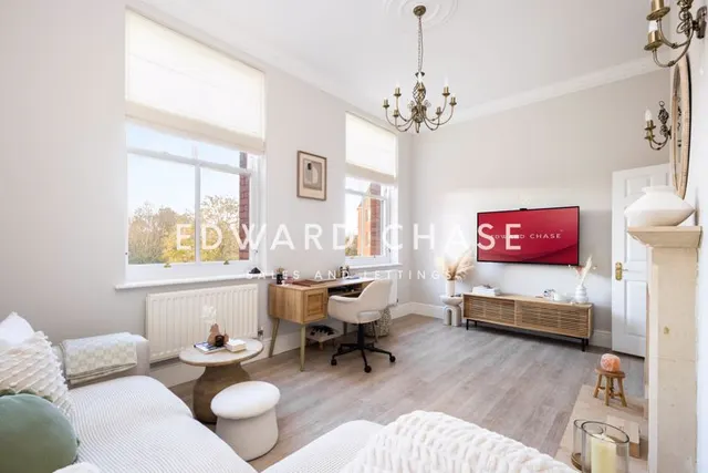 Hampstead Avenue, Repton Park, IG8, photo 2