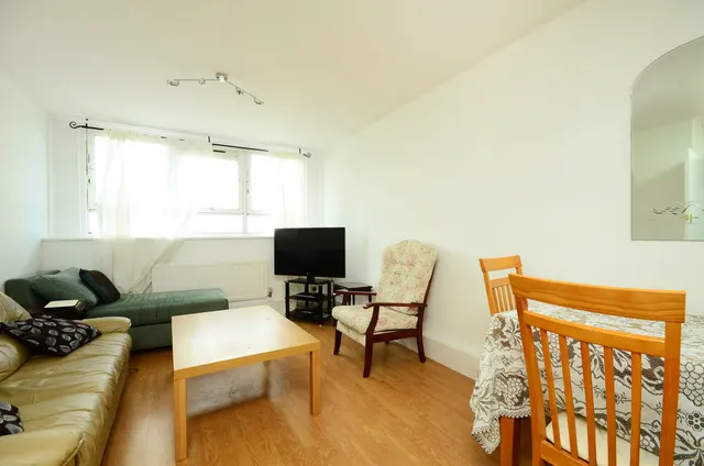 105 Keevil Drive, London, photo 1