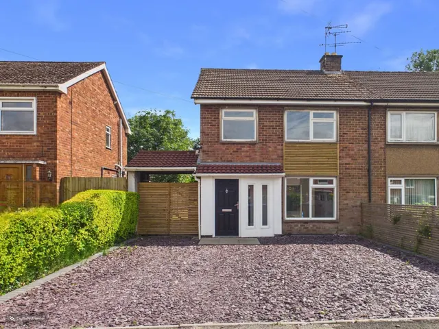 Featherston Drive, Burbage, LE10, photo 1