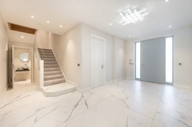 Photo 2 — 7 Rowdon Avenue, London
