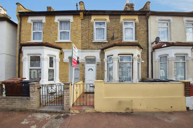 Faircross Avenue, Barking, photo 1