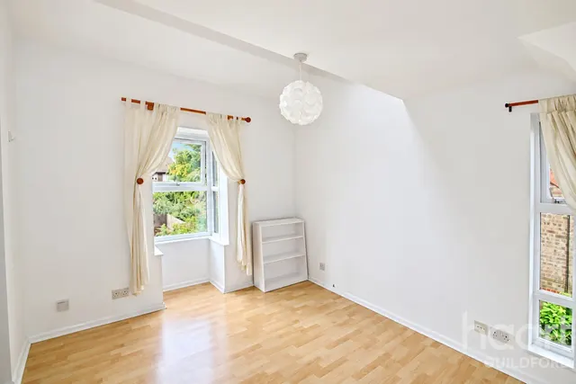 Colburn Crescent, GU4, photo 2