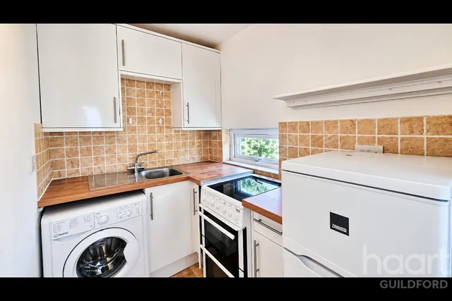 Colburn Crescent, GU4, photo 3