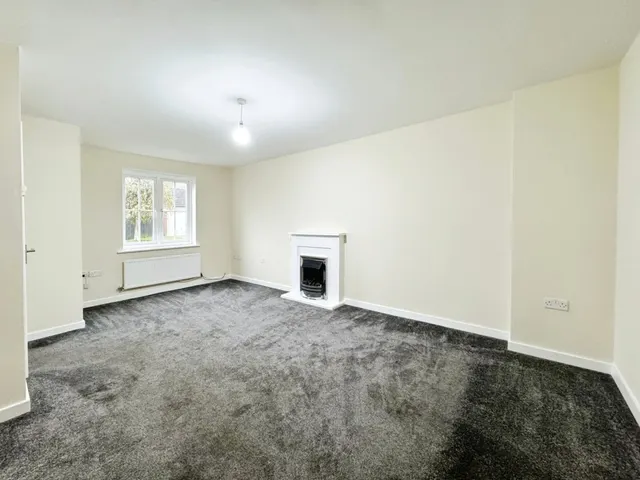 Photo 3 — Samian Close , Worksop
