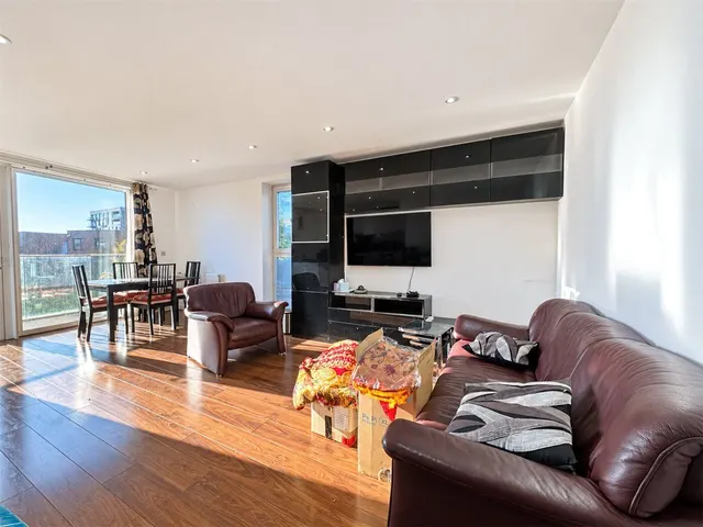 Loch Crescent, Edgware, HA8, photo 2