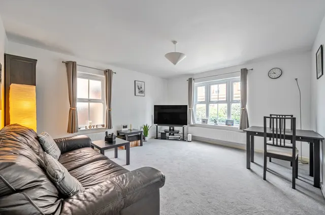 Franklin Court, Wormley, GU8, photo 2