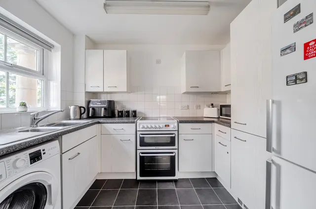 Franklin Court, Wormley, GU8, photo 3
