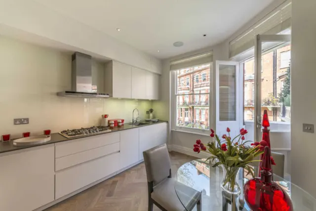 Photo 2 — Egerton Gardens, London, SW3 2BS