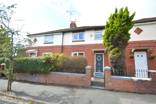 Furness Grove, Stockport, photo 1
