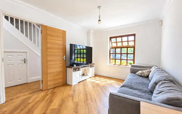 Photo 2 — Hedge Lane, Palmers Green, N13