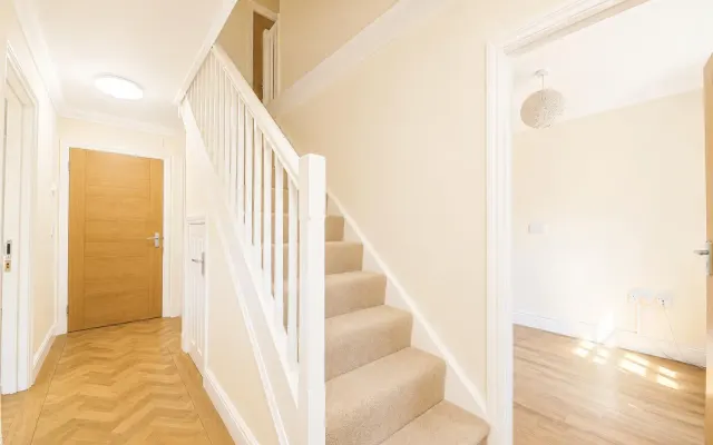 Photo 3 — Hedge Lane, Palmers Green, N13