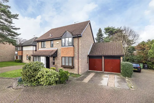 Photo 3 — Sorbie Close, Weybridge, Surrey, KT13