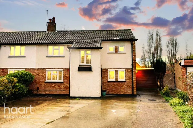 Chalgrove Crescent, Clayhall, IG5, photo 2