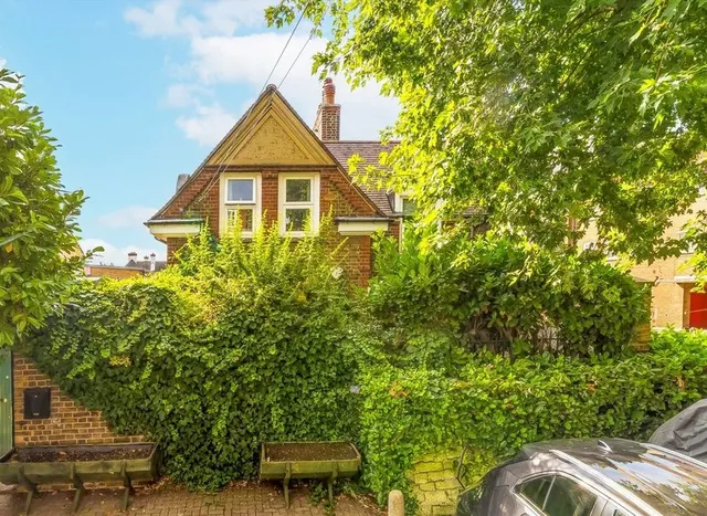 Garratt Lane, Tooting, SW17, photo 1
