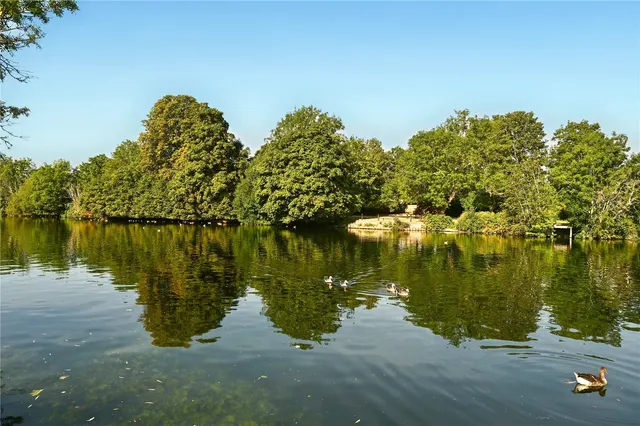 Thames Side, Staines, TW18, photo 3