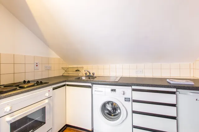 Photo 3 — 9 De Walden House, Allitsen Road, London