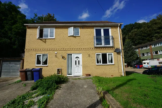 Photo 2 — Rookwood Close, Grays, Essex, RM17 5JR