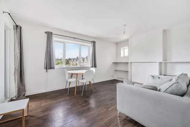 Baskerville Road, Battersea, London, SW18, photo 1