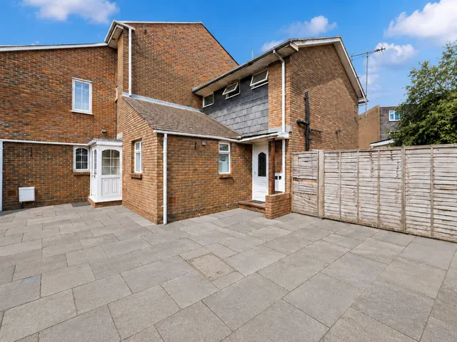 Applewood Close, London, NW2, photo 1