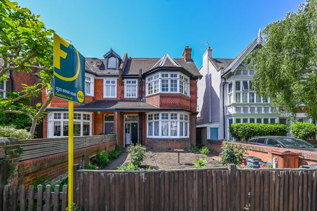 48b Grove Park Gardens, London, photo 1