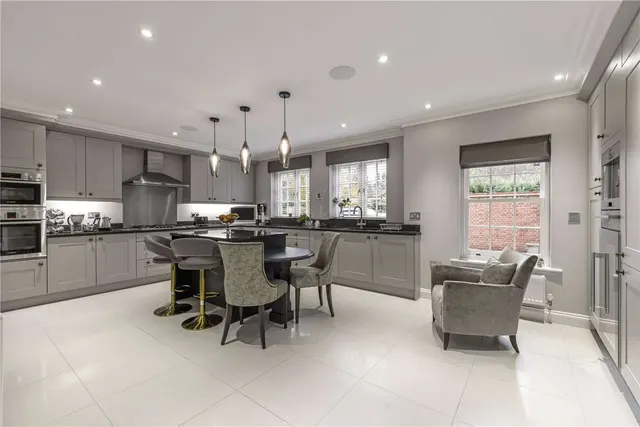 The Close, Odiham, RG29, photo 2