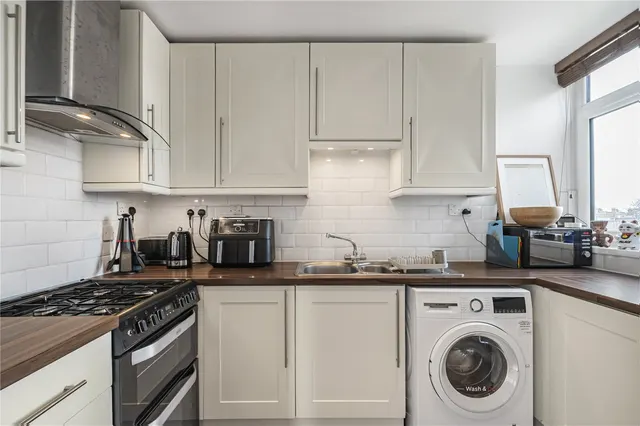 Photo 2 — Hanson Close, London, SW12