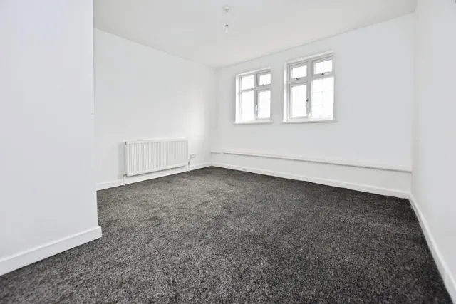 Whalebone Lane South, Dagenham, RM8, photo 2