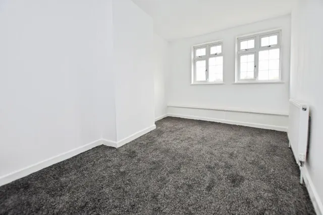 Whalebone Lane South, Dagenham, RM8, photo 3