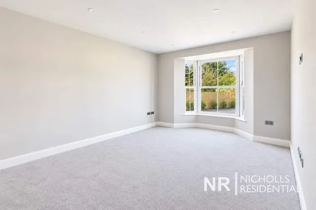 Denys Place, Chessington, KT9, photo 3