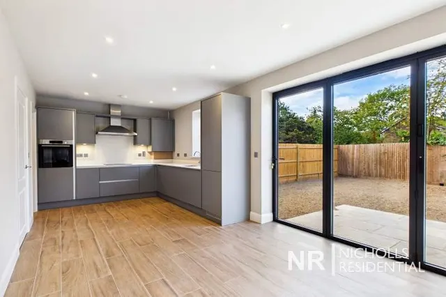 Denys Place, Chessington, KT9, photo 2